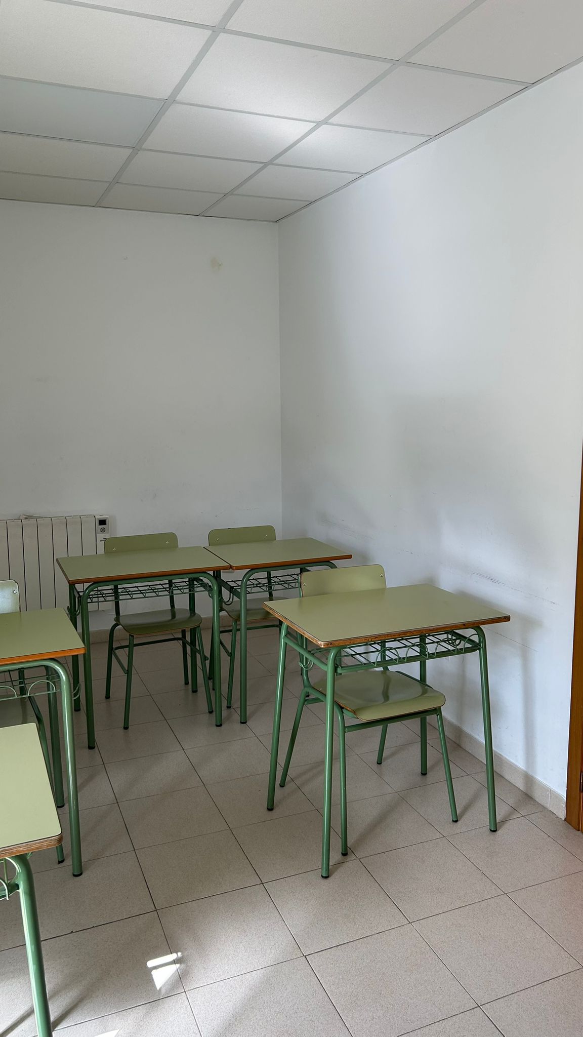Aula luminosa preparada para unha sesión